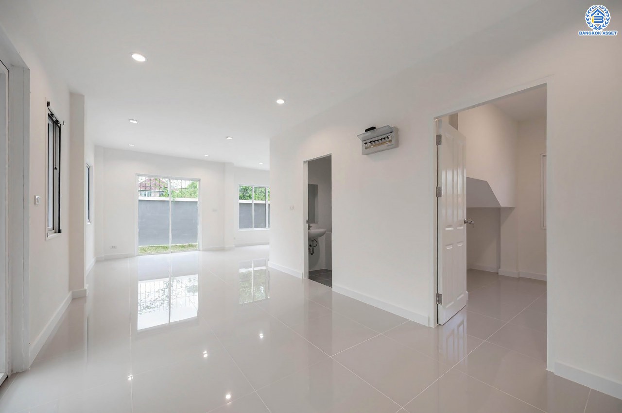 บ้านมือสองตกแต่งใหม่ โครงการ อรุณวดี พระราม5-รัตนาธิเบศร์ หลังมุม เนื้อที่ 50.4 ตร.ว. ฟังก์ชัน 3 ห้องนอน 2 ห้องน้ำ 1 ห้องอเนกประสงค์ จอดรถได้ 1 คัน บนทำเลทำเลศักยภาพ ติดถนนราชพฤกษ์ เชื่อมต่อทุกการเดินทาง ใกล้รถไฟฟ้าสายสีม่วง "สถานีบางรักใหญ่" และจุดขึ้นทางด่วน "ศรีรัช"